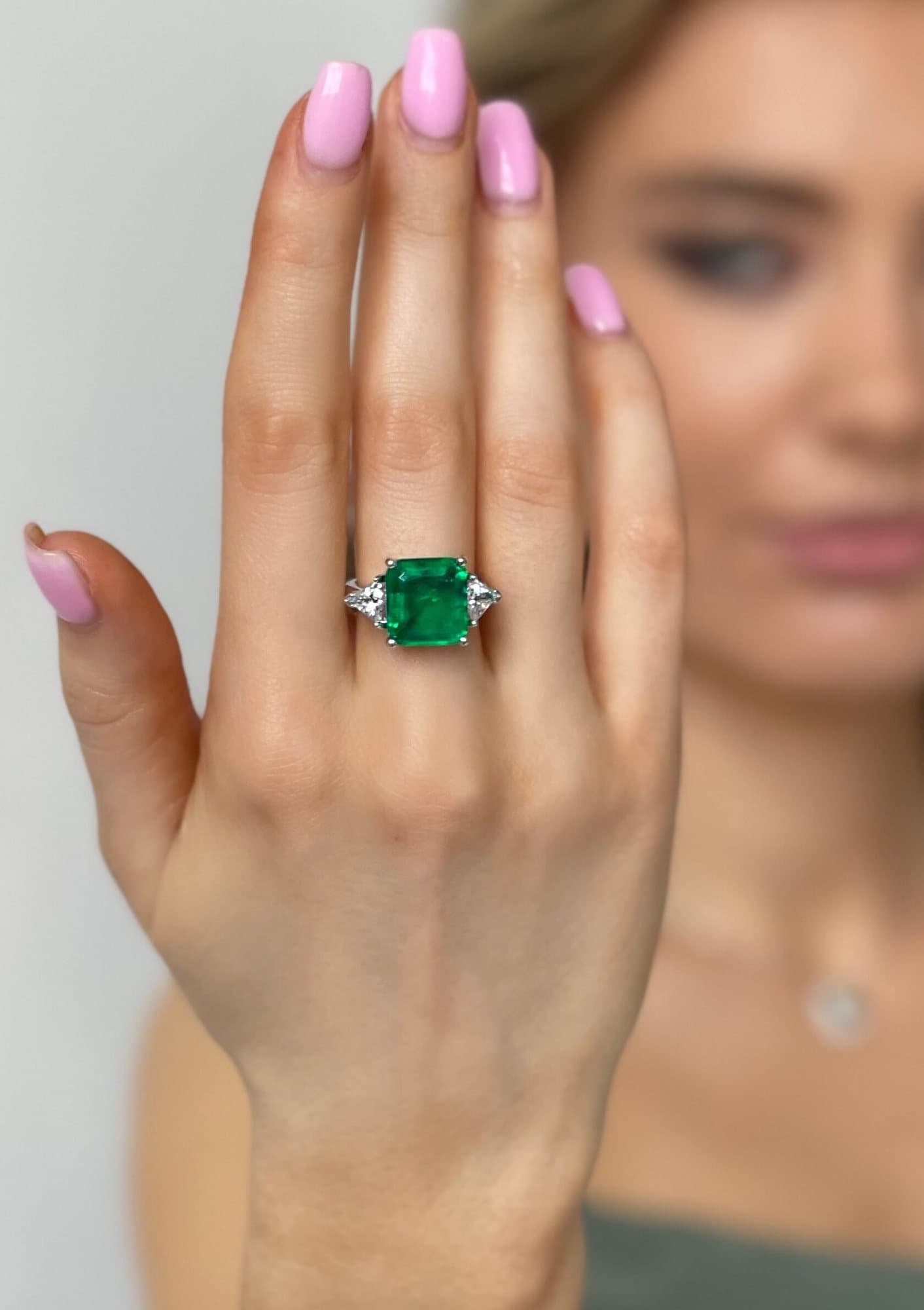 Серебряное кольцо с ГД изумрудом
